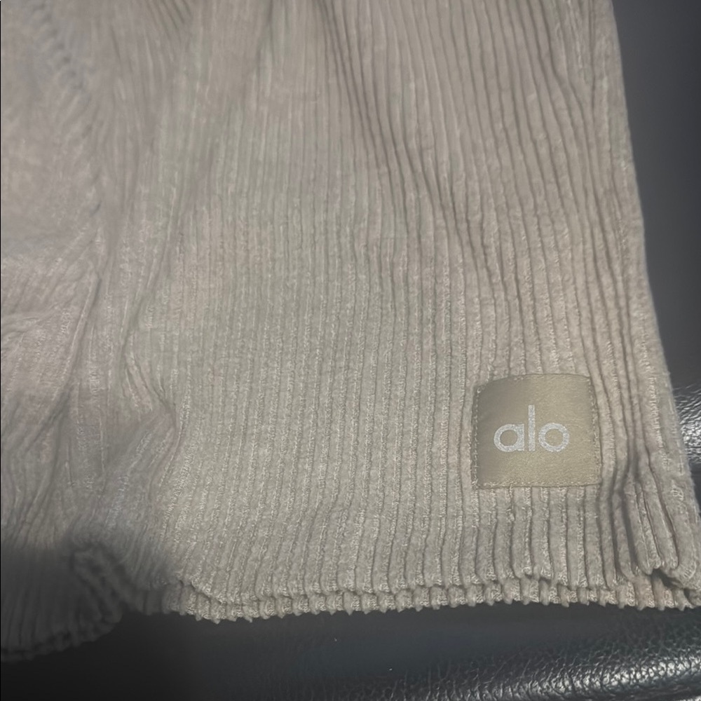 ALO Yoga size medium Women's Ribbed Beige or cream Shorts - Picture 2 of 7